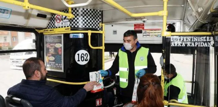 Talas Belediyesi, vatandaşlara 10 bin hijyen çantası dağıttı