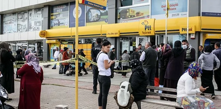 PTT şubelerinde 1000 lira kuyruğu