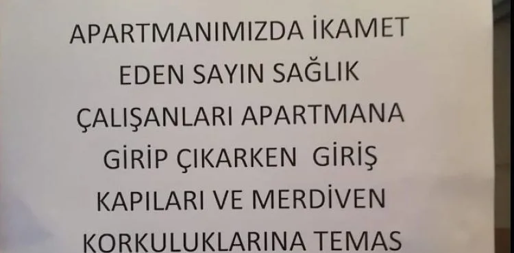 Sağlık çalışanının oturduğu apartmana asılan yazıya tepki