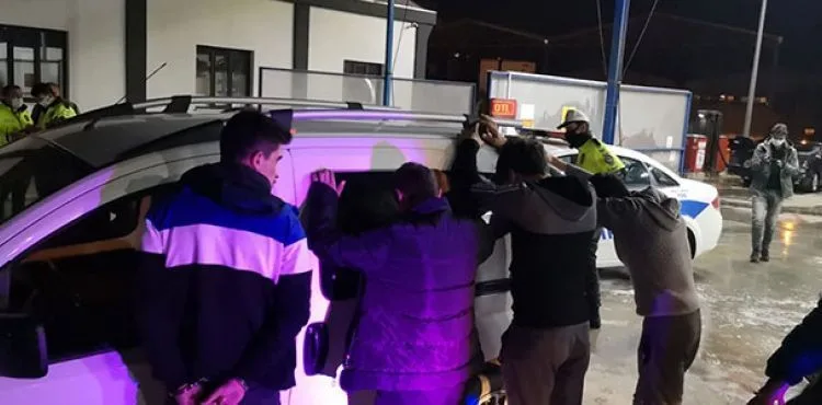 Çaldıkları aracı koronavirüse karşı dezenfekte ederken yakalandılar
