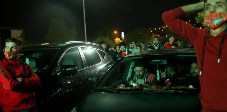 Kayseri'de araçlarla açık havada maç keyfi