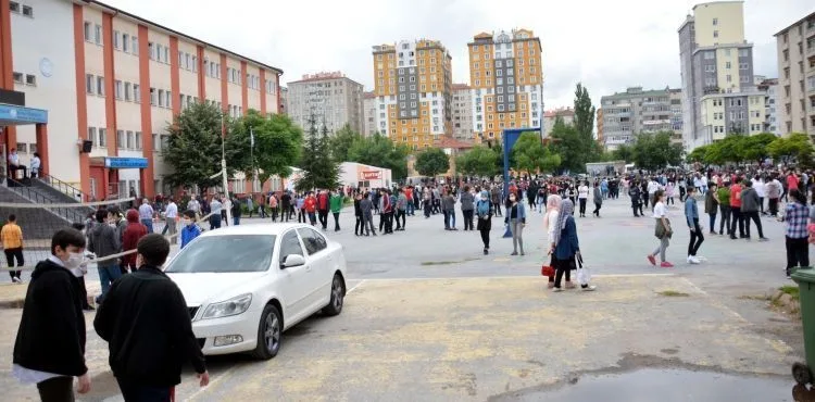 Kayseri’de binlerce öğrenci LGS sınavına girdi