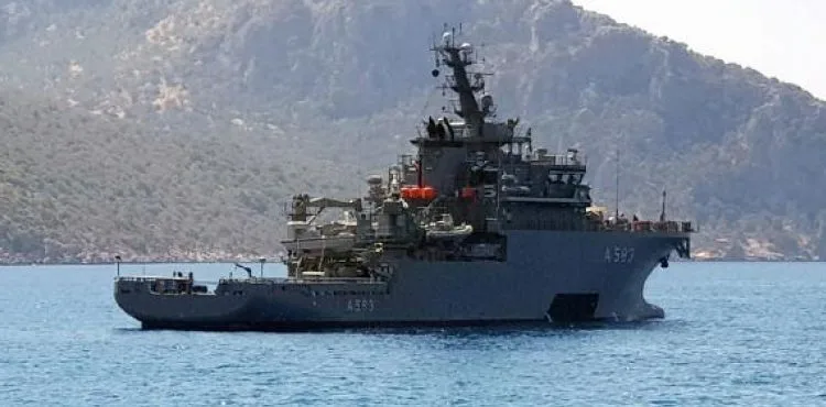 Kaş'ta Türk savaş gemilerinin bekleyişi sürüyor