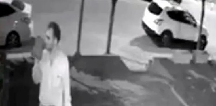 Kaldırım taşı ile camın kırılıp, iş yerinden para çalınma anı kamerada