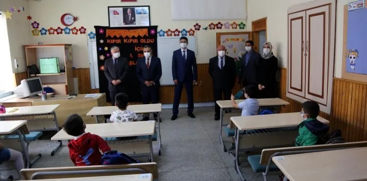 Develi protokolü öğrencilerin heyecanına ortak oldu