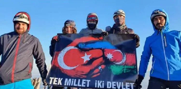 Kayseri'de 12 dağcı, Azerbaycan'a destek için Erciyes Dağı'na tırmandı