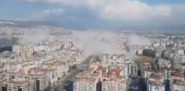 Ege Denizi'nde 6.6 büyüklüğünde deprem; İzmir'de yıkıma neden oldu
