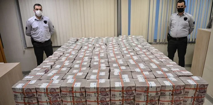 Bir Milli Piyango geleneği olan özel yılbaşı çekilişine geri sayım başladı. Büyük ikramiyenin 100 milyon TL olduğu yılbaşı özel çekilişi öncesinde büyük ikramiye sergilendi.