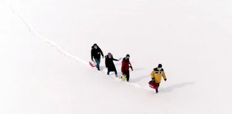 Kayseri'de sağlık çalışanlarının zorlu kış şartlarında aşı çalışması