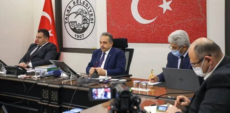BAŞKAN BEYAZ MESADA’ SOSYAL MEDYADAN SÜRÜYOR