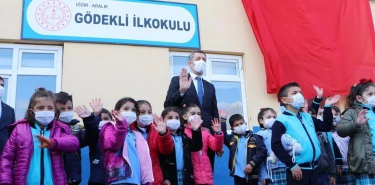 Bakan Selçuk, Ermenistan sınırındaki köyde yüz yüze eğitimi başlattı