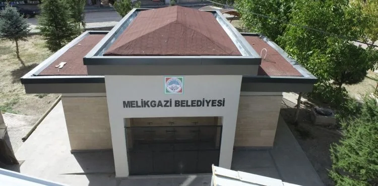 MELİKGAZİ 5 MAHALLEYE NİTELİKLİ YENİ ŞADIRVAN YAPTI