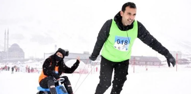 Eşler arasında 'Artık çekilmez oldun' sloganlı kızak yarışı