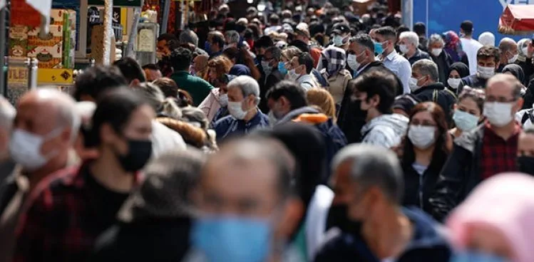 Eminönü'nde 'kapanma alışverişi' yoğunluğu