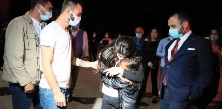 Melek İpek, zor günleri unutmak için kızlarıyla tatile çıktı