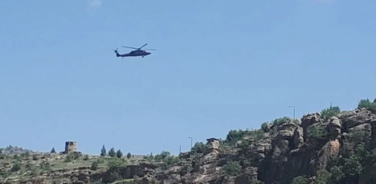 Sınırın sıfır noktasında uçak ve helikopter hareketliliği