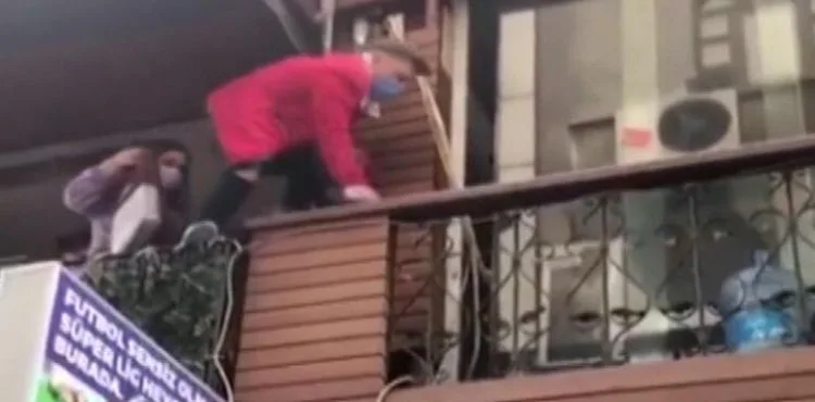 Polis kafeyi bastı, balkondan balkona kaçtılar