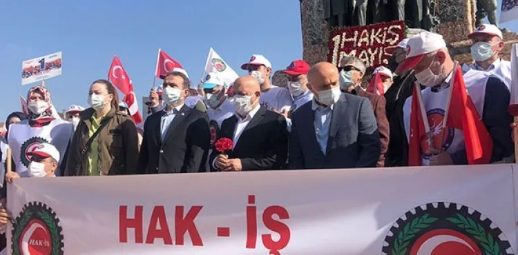 HAK-İŞ, Taksim Cumhuriyet Anıtı'na çelenk bıraktı
