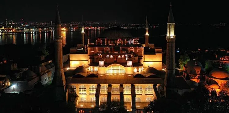 Ayasofya Camii'ne asılan mahyanın ışığını Vali Yerlikaya yaktı