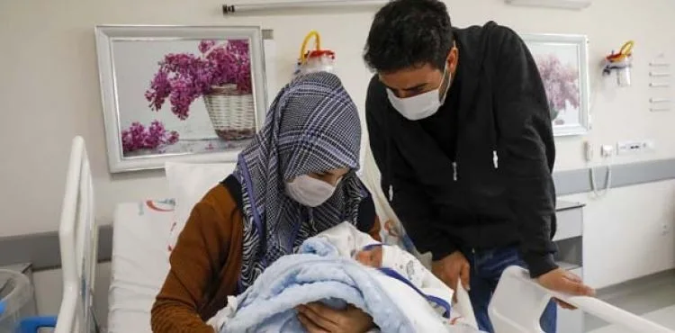 Hamileyken koronavirüse yakalandı...Entübe edilen kadının bebeğiyle ilk buluşması
