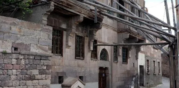 Ahşap direkli destekle ayakta duran tarihi konak, tehlike oluşturuyor