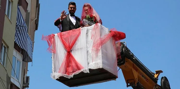 Damat, gelini süslediği vinçle aldı