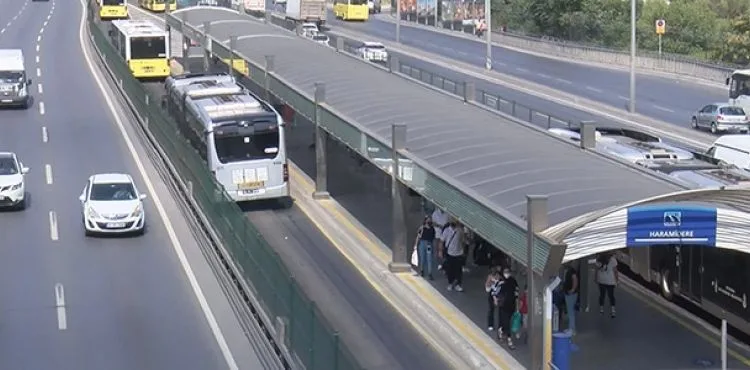 Metrobüs yolunda şaşırtan görüntü: Aşırı sıcaktan asfalt eridi