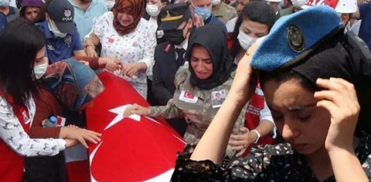 Şehit uzman çavuşu ablası üniforması, nişanlısı beresiyle son yolculuğuna uğurladı