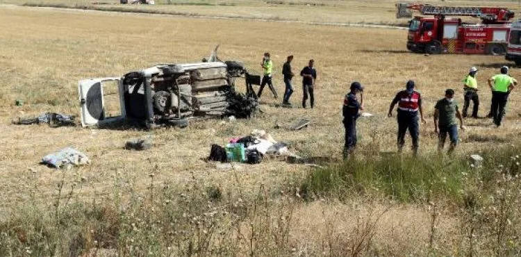 Kayseri'de hafif ticari araç, şarampole devrildi: 3 ölü, 11 yaralı
