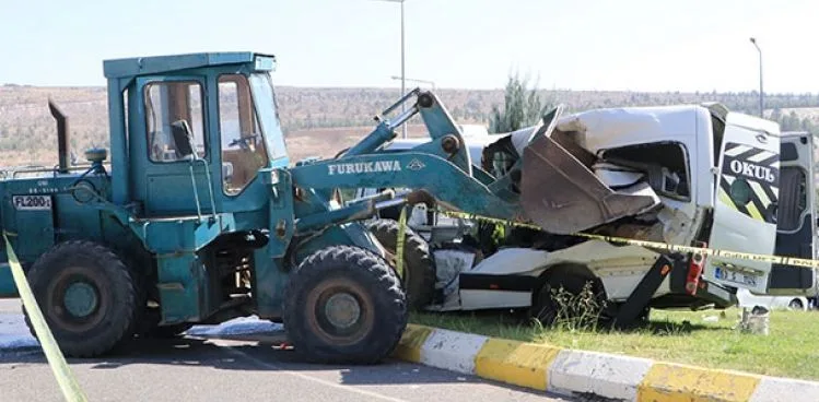 ŞANLIURFA’DA İŞ MAKİNESİ, ÖĞRENCİ SERVİSİNE ÇARPTI: 13 YARALI