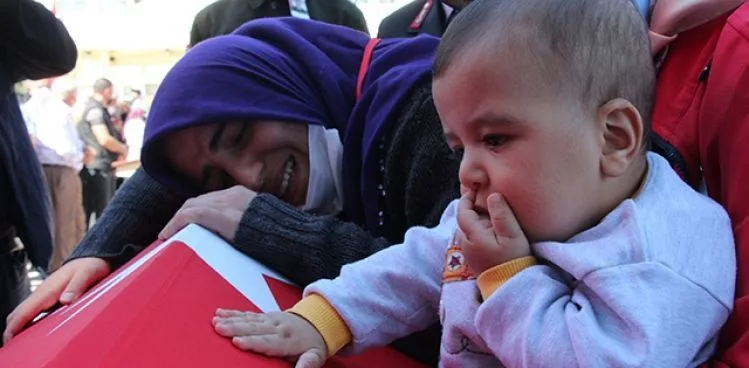 EL BAB ŞEHİDİ YİĞİT'E, 6 AYLIK OĞLUNDAN SON VEDA