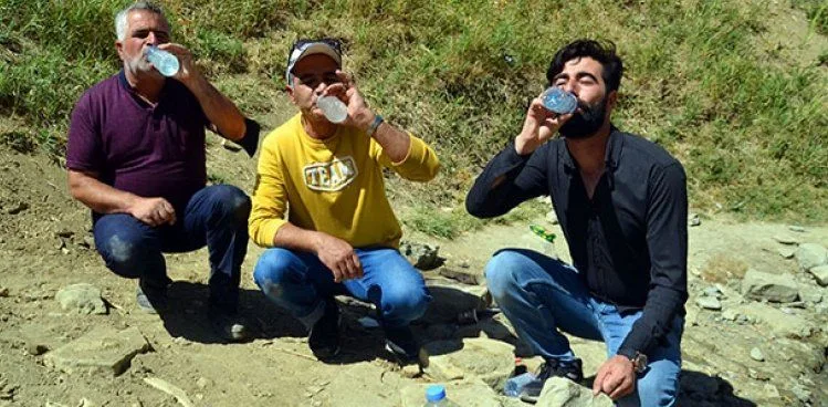 'ŞİFALI' SANILAN PİS SUYU İÇMEK İÇİN TÜRKİYE'NİN DÖRT BİR YANINDAN MUŞ'A GELİYORLAR