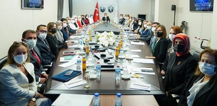 BAKAN ÖZER: OLGUNLAŞMA ENSTİTÜLERİ AR-GE MERKEZİ OLACAK