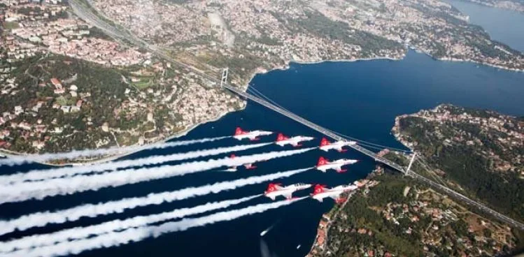 TÜRKİYE VE AZERBAYCAN UÇAKLARININ UÇUŞ SIRASINDA ÇEKİLEN YAKIN PLAN FOTOĞRAFLARI