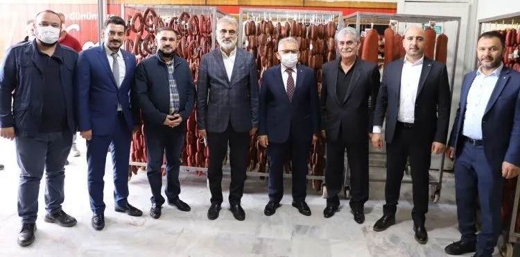 BAŞKAN BÜYÜKKILIÇ PASTIRMA VE SUCUĞUN MERKEZİ KARPUZATAN’DA ESNAFLA BULUŞTU