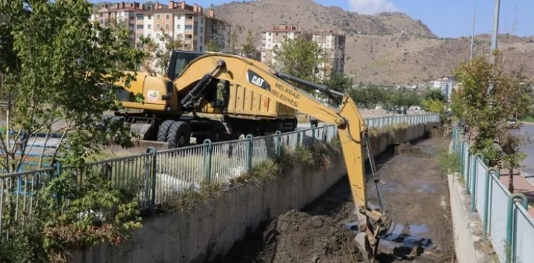 MELİKGAZİ’DE TAŞKIN SUYU KANALLARI TEMİZLENİYOR