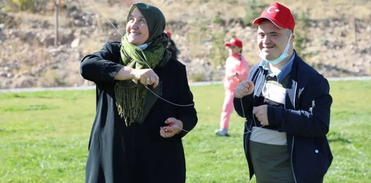 Talas’tan Özel Çocuklara Uçurtma Etkinliği ALİ DAĞI’NI HAFTA SONU UÇURTMALAR SÜSLEDİ