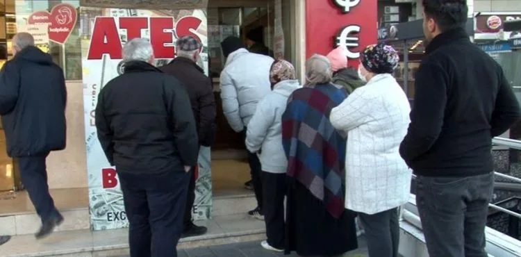 Dolar düştü, vatandaşlar döviz bürolarına koştu