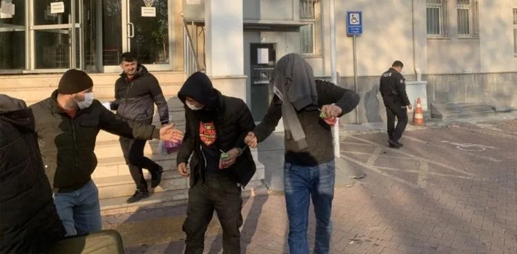 Adliyeye sevk edilen pişkin hırsız şarkı söyleyerek oynadı