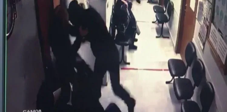 'Sağlık raporu yazmadığı' gerekçesiyle doktoru darp ettiler