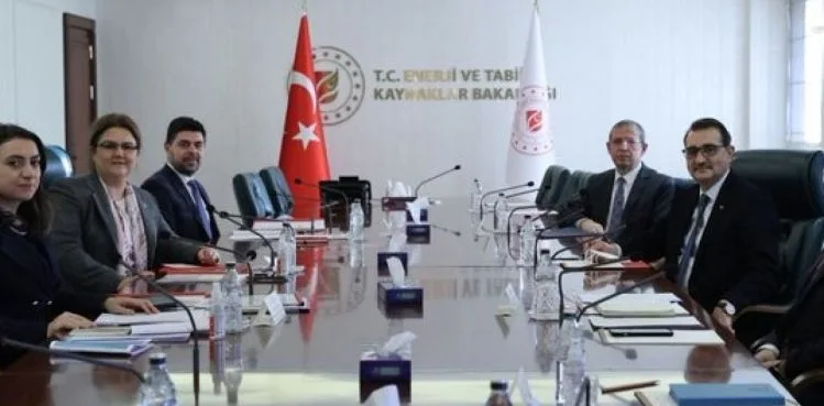 Bakan Dönmez, Aile ve Sosyal Hizmetler Bakanı Derya Yanık ile görüştü