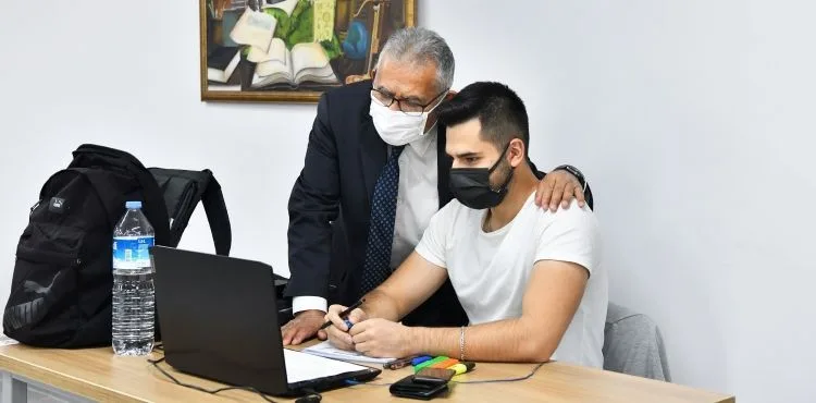 BÜYÜKKILIÇ’TAN MERKEZ KÜTÜPHANE’DE “SAAT DÜZENLEMESİ” TALİMATI