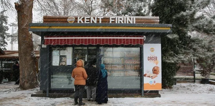 CUMHURİYET MEYDANINDAKİ KENT EKMEK BÜFE SAYISI İKİYE ÇIKARILDI