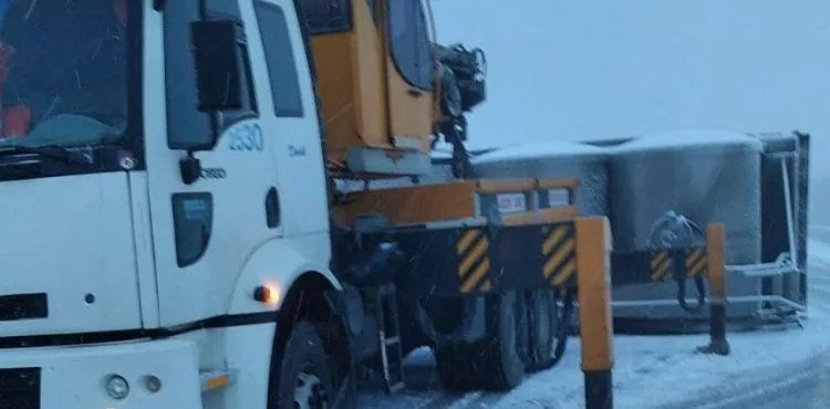 Kaygan yolda süt kamyonu devrildi: 1 yaralı
