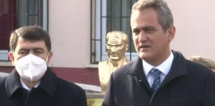 Bakan Özer ilkokul öğrencilerine 1. yarıyıl karnelerini dağıttı