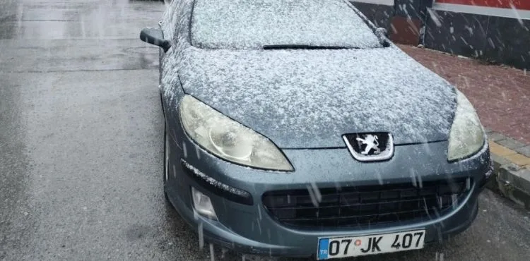 Antalya kent merkezine 29 yıl sonra kar yağdı