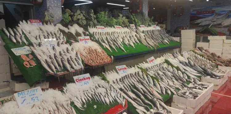 Kar yağışı, balık tezgahlarını hareketlendirdi