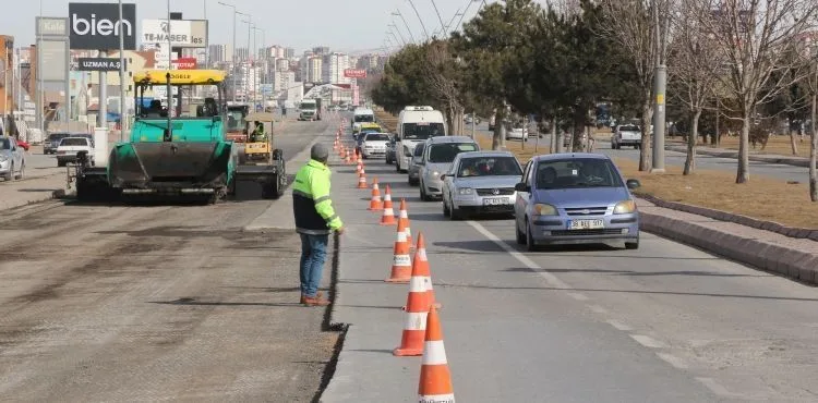 BAŞKAN BÜYÜKKILIÇ: “KIŞ ŞARTLARINDAN ETKİLENEN YOLLARI ONARIYORUZ”