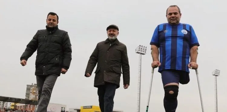 BAŞKAN ÇOLAKBAYRAKDAR, ENGELLERİ FUTBOLLA AŞAN AMPUTE TAKIMININ MAÇINI İZLEDİ