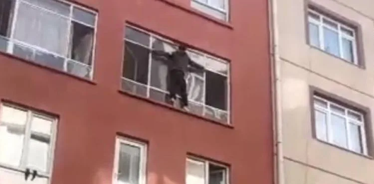 İcra memurlarını gördü, pencereye çıktı